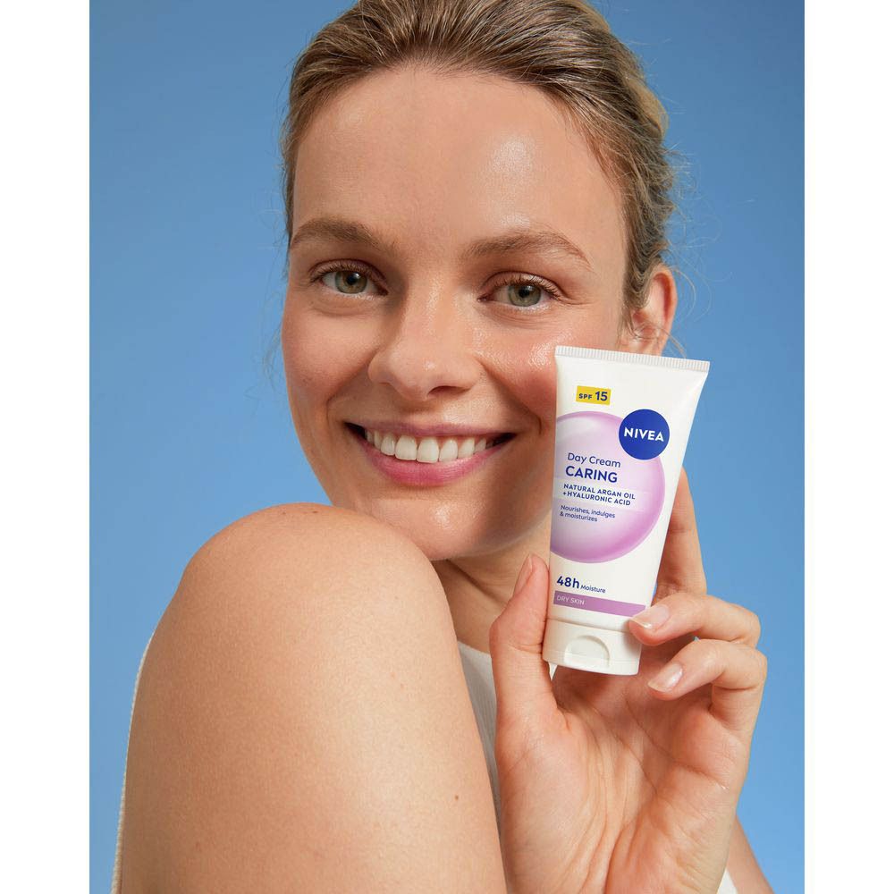 NIVEA Essentials Dagcrème SPF15 doos en tube.