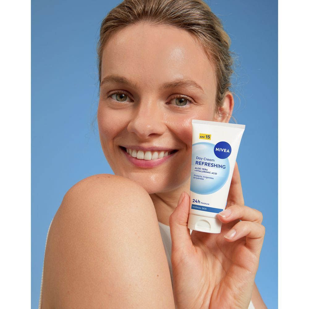 Tube NIVEA Essentials avec bouchon bleu. Contient de l'aloe vera et de l'acide hyaluronique.