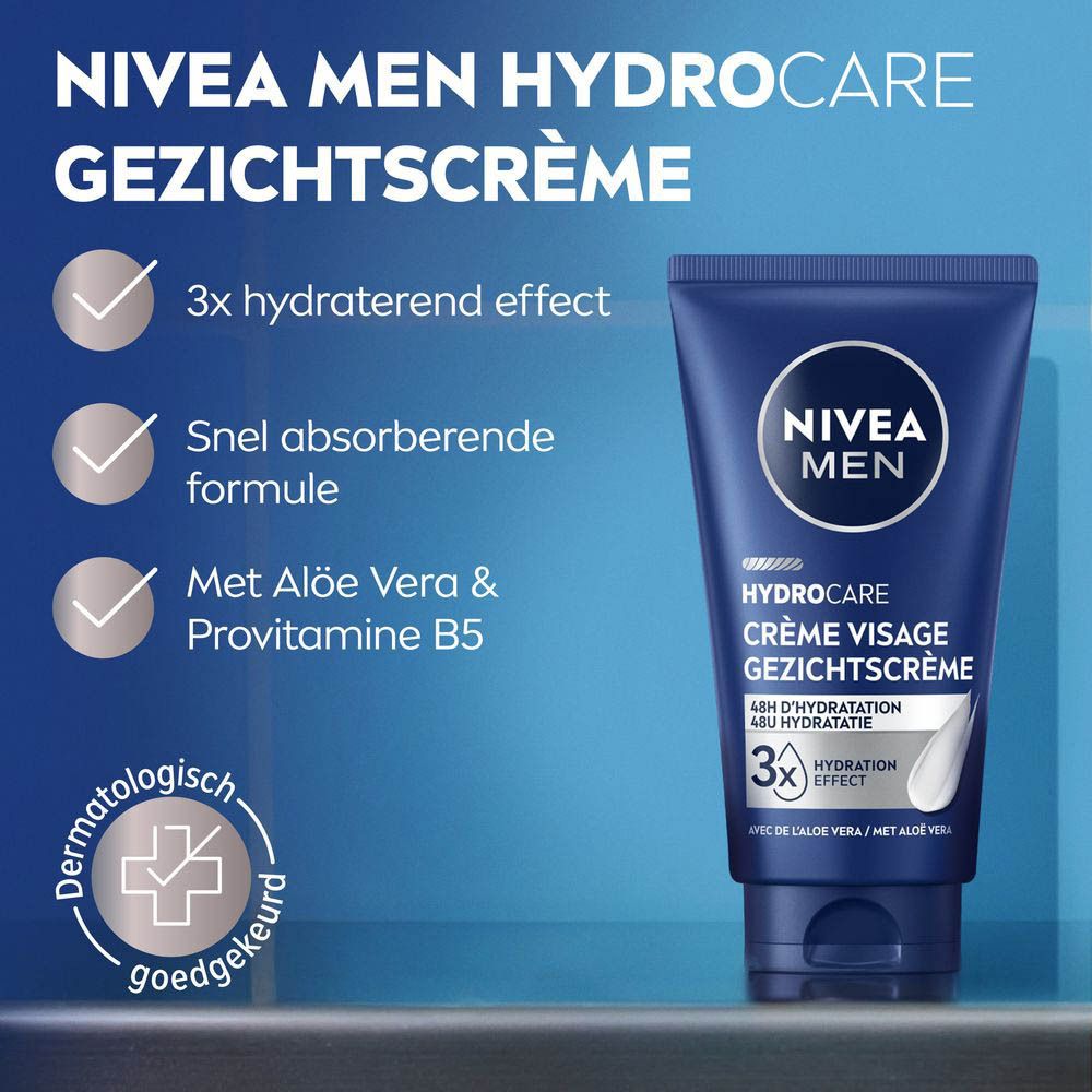Man brengt hydraterende crème aan op zijn gezicht.