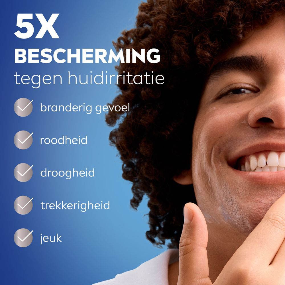 NIVEA MEN Sensitive en verpakking. Wit, blauw, productnaam en details. 0% alcohol.