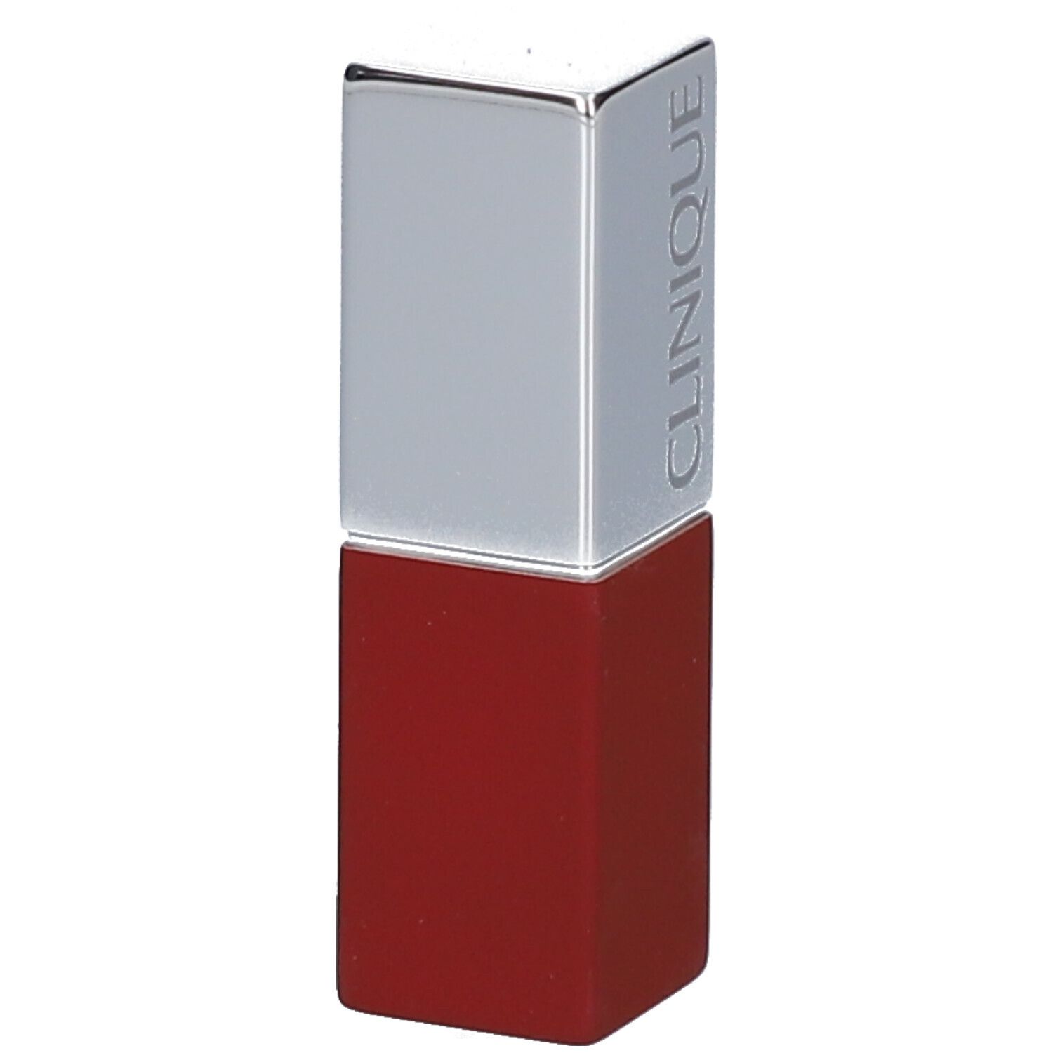 Rouge à lèvres rouge avec capuchon argenté. Le mot « CLINIQUE » est visible sur le capuchon.