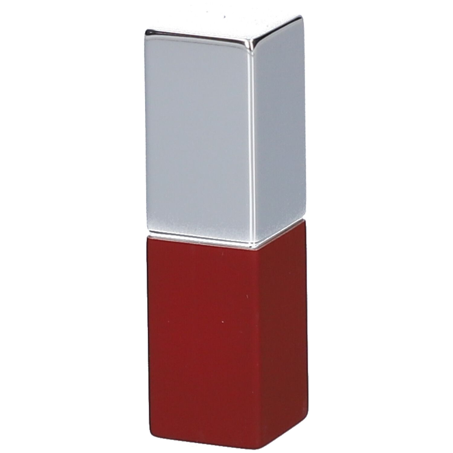 Rouge à lèvres rouge avec capuchon argenté. Le mot « CLINIQUE » est visible sur le capuchon.