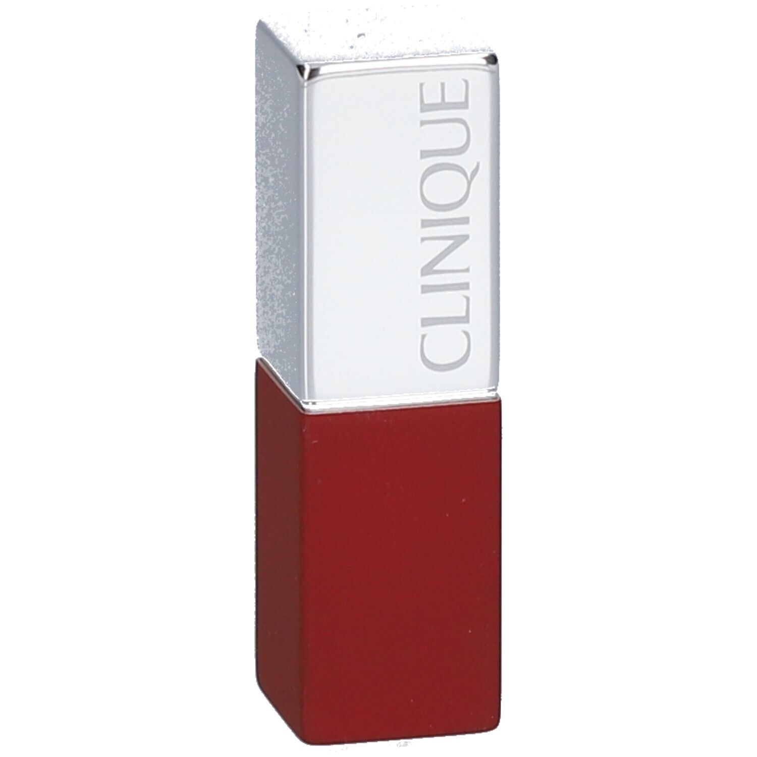 Rouge à lèvres rouge avec capuchon argenté. Le mot « CLINIQUE » est visible sur le capuchon.