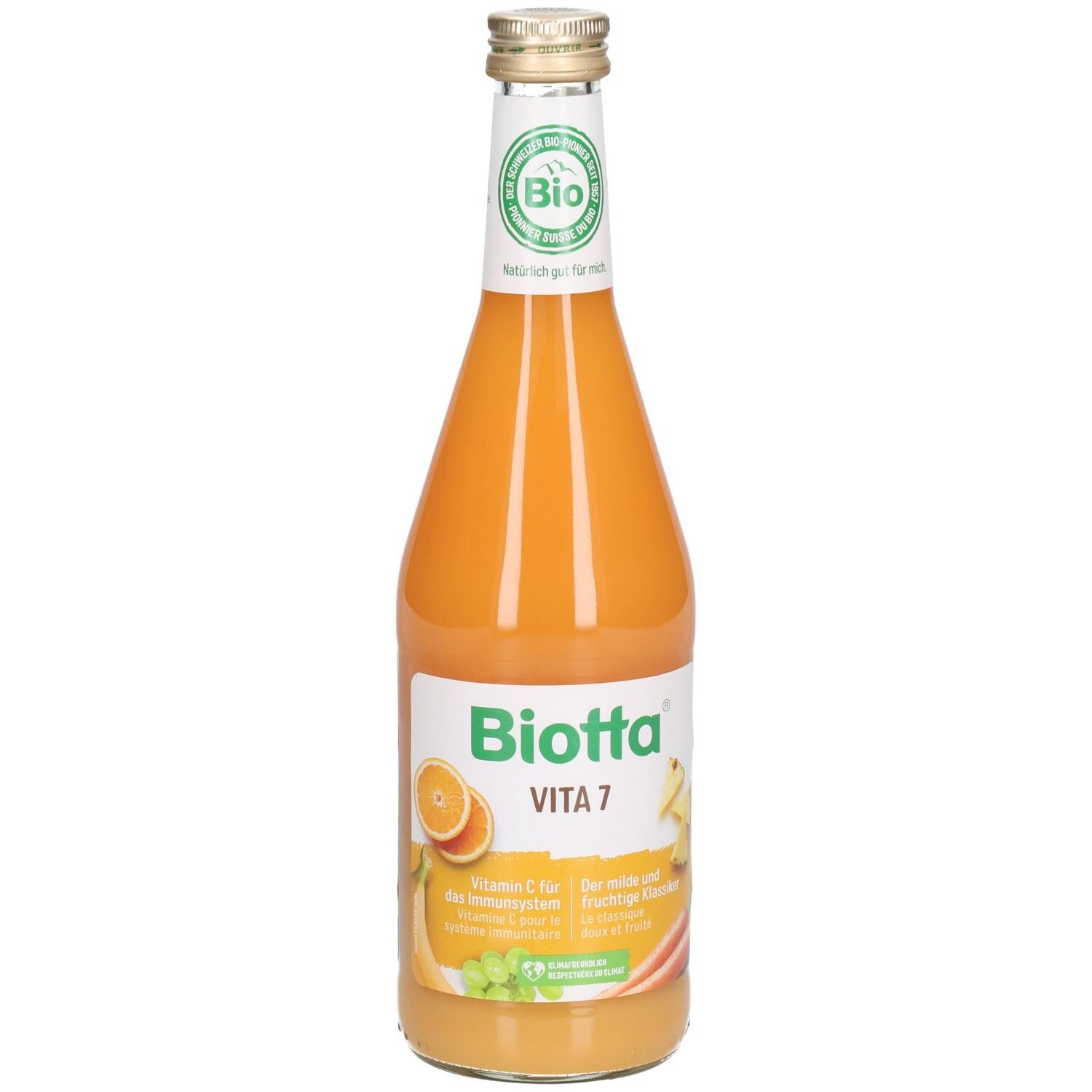 Glazen fles met oranje sap. Etiket met "Biotta Vita 7" en bio-keurmerk. Afbeelding van fruit.