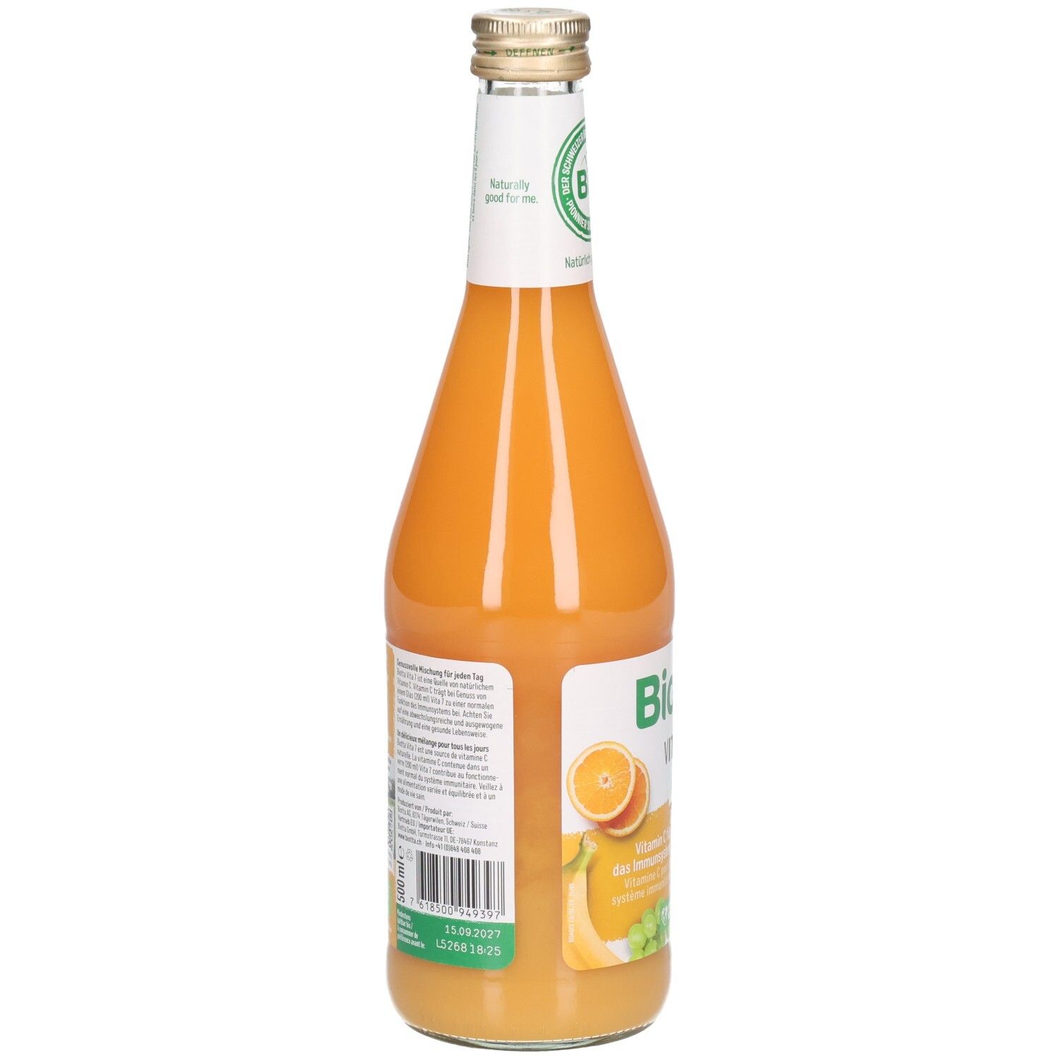 Achteraanzicht van een glazen fles met oranje sap. Etiket met tekst en barcode. Bio-keurmerk bovenaan.