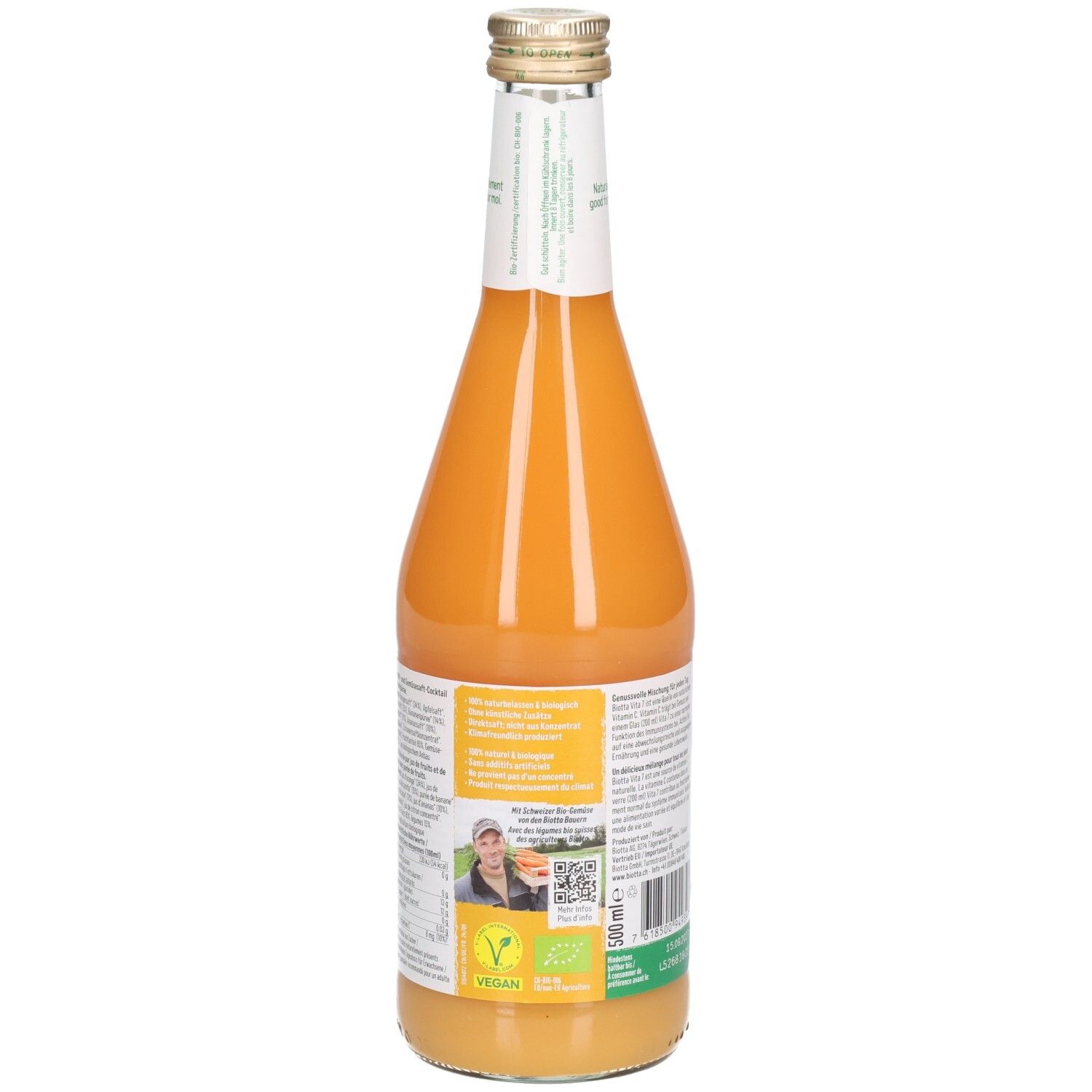 Achteraanzicht van een glazen fles met oranje sap. Etiket met tekst en bio-keurmerk. Vegan-keurmerk.