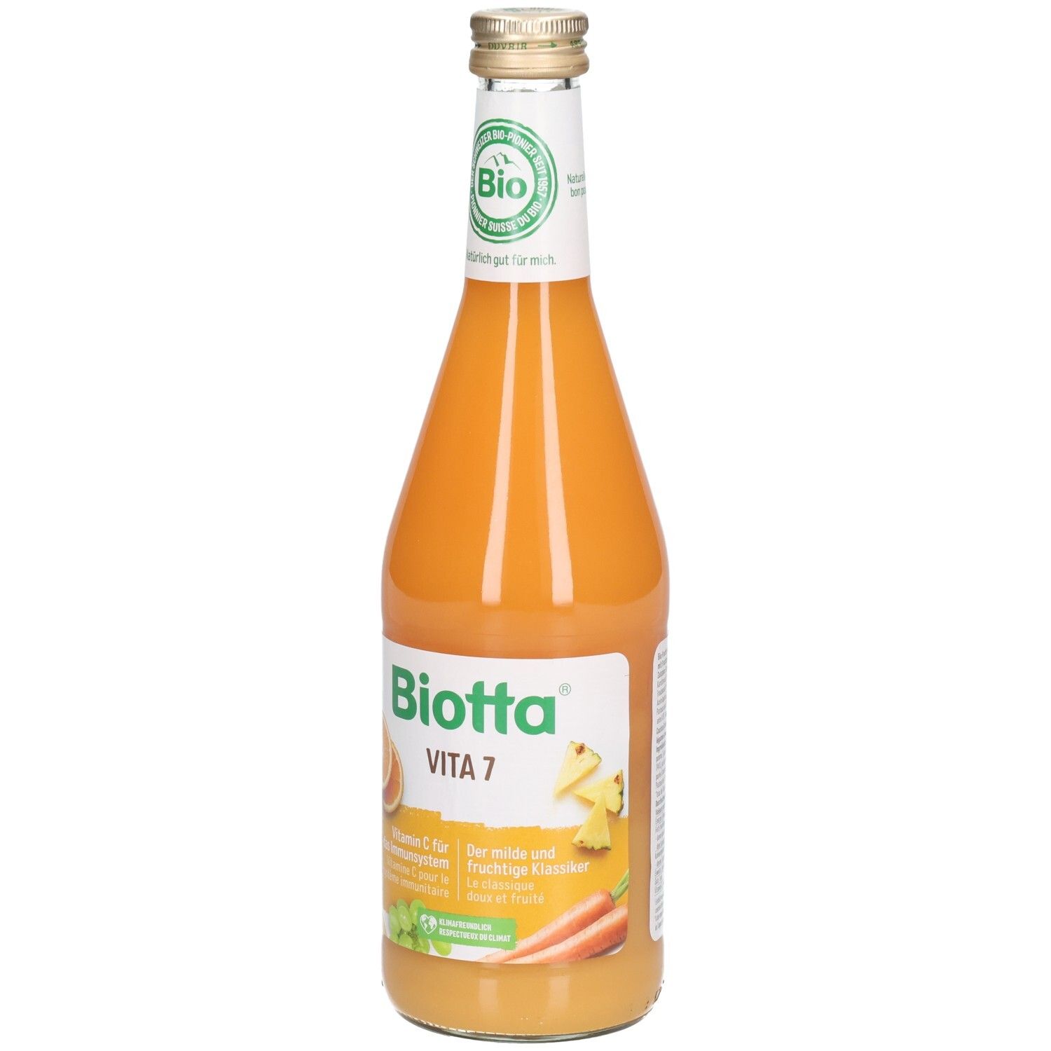 Glazen fles met oranje sap. Etiket met "Biotta Vita 7" en bio-keurmerk. Afbeelding van fruit.