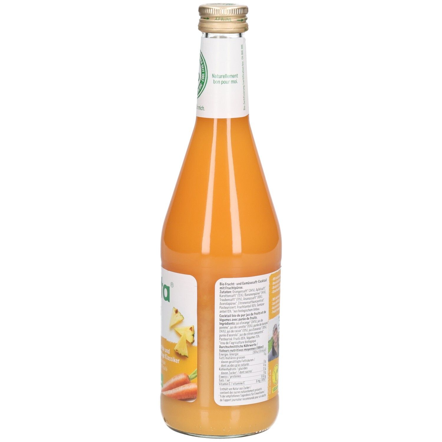 Achteraanzicht van een glazen fles met oranje sap. Etiket met tekst. Bio-keurmerk bovenaan.