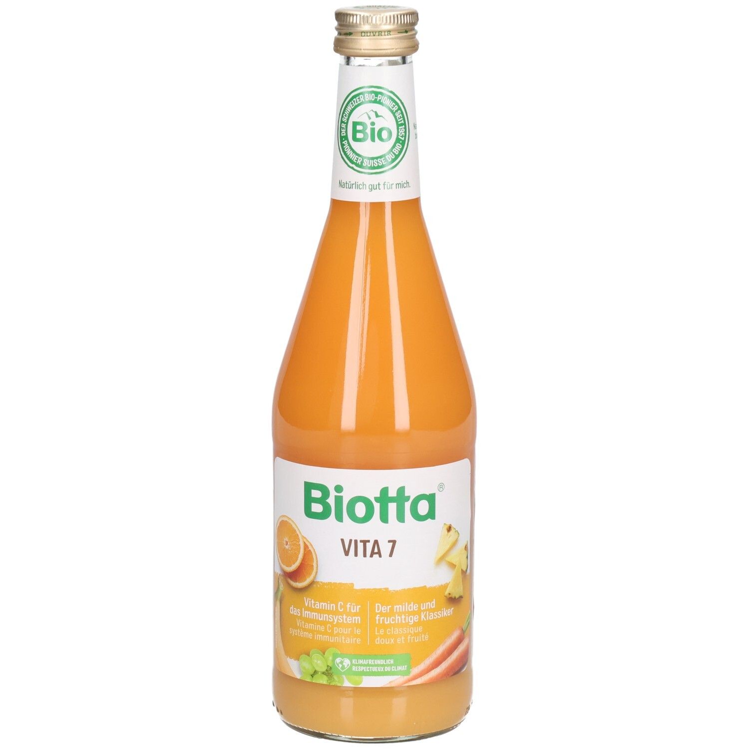 Glazen fles met oranje sap. Etiket met "Biotta Vita 7" en bio-keurmerk. Afbeelding van fruit.