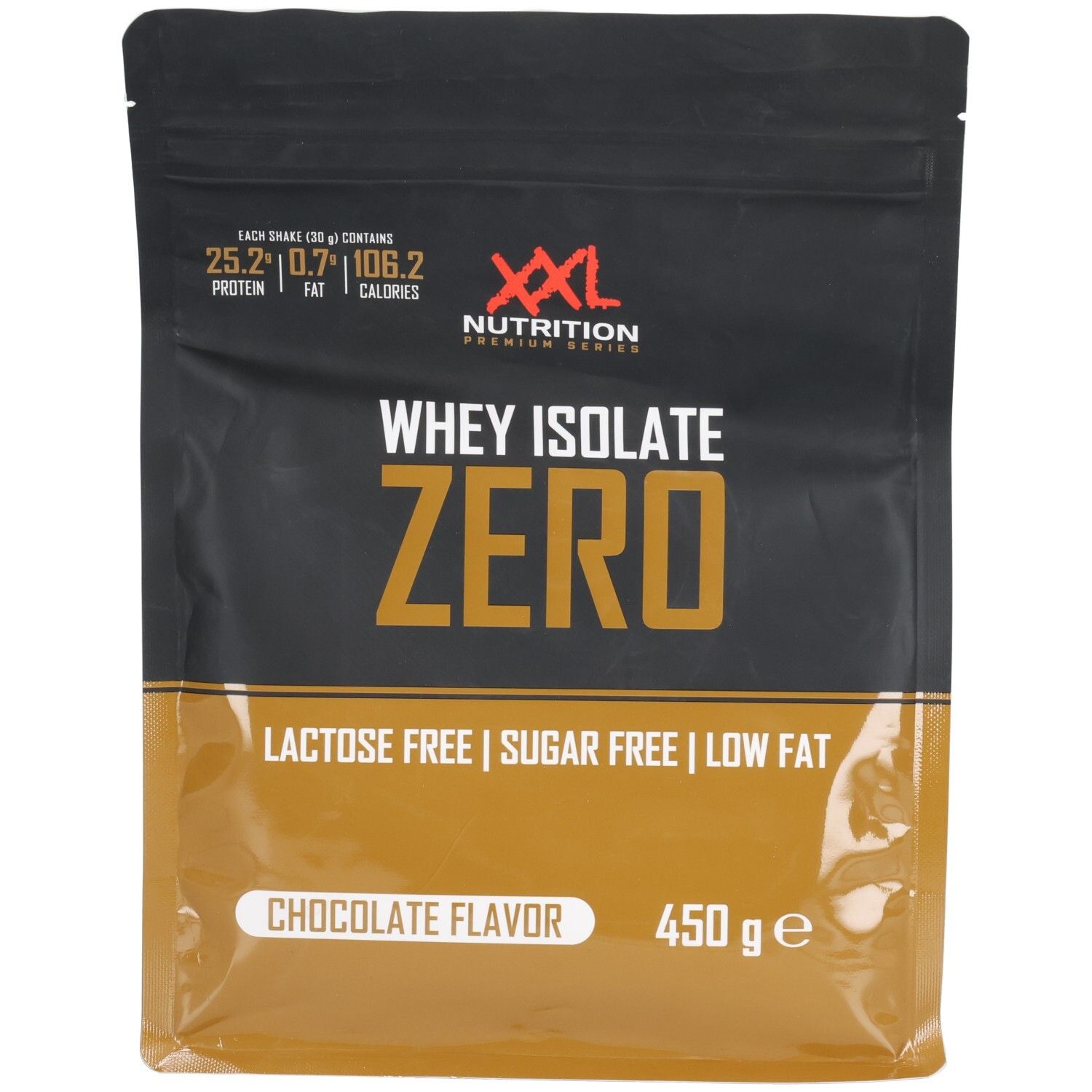 Zwarte verpakking met "XXL Nutrition" logo en "Whey Isolate Zero". Bevat informatie over eiwitten, vetten en calorieën. "Chocolate Flavor" en 450g.