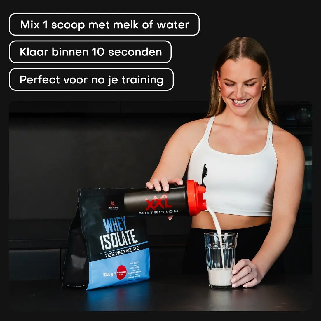 Vrouw giet Whey Isolate in een glas. Opschrift: XXL Nutrition. Zak en shaker ernaast. Tekst in het Nederlands.