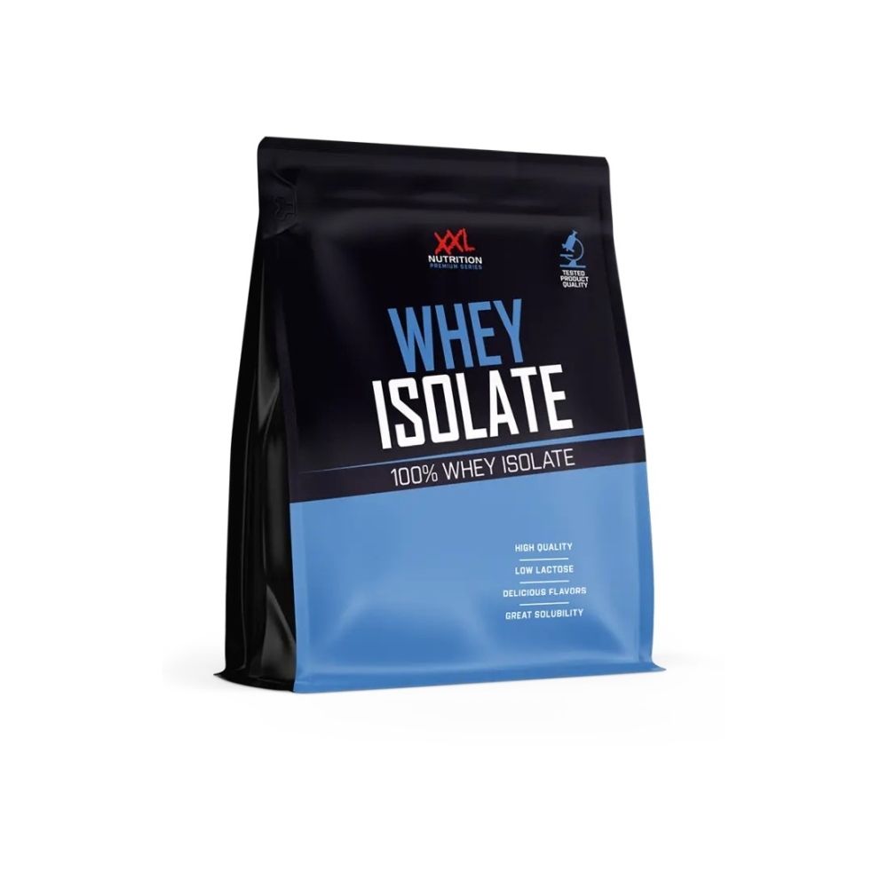 Zwarte zak met Whey Isolate. Tekst: Whey Isolate, 100% Whey Isolate. Logo XXL Nutrition. Kwaliteitslabel. Blauwe en witte elementen.