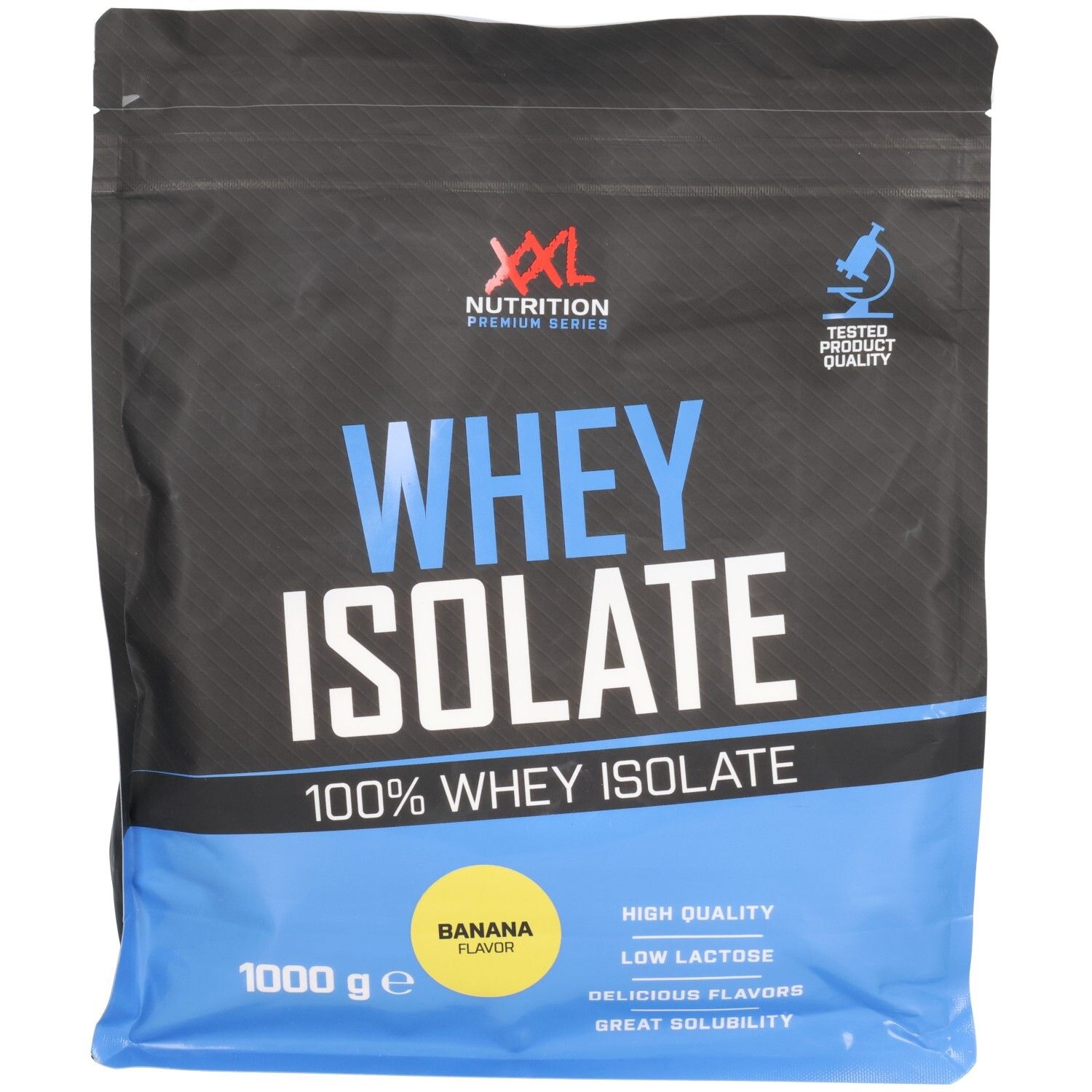 Sachet noir "XXL Nutrition Whey Isolate". Écriture bleue et blanche. "100% Whey Isolate" et "Banana Flavor" visibles. Contenance 1000 g.