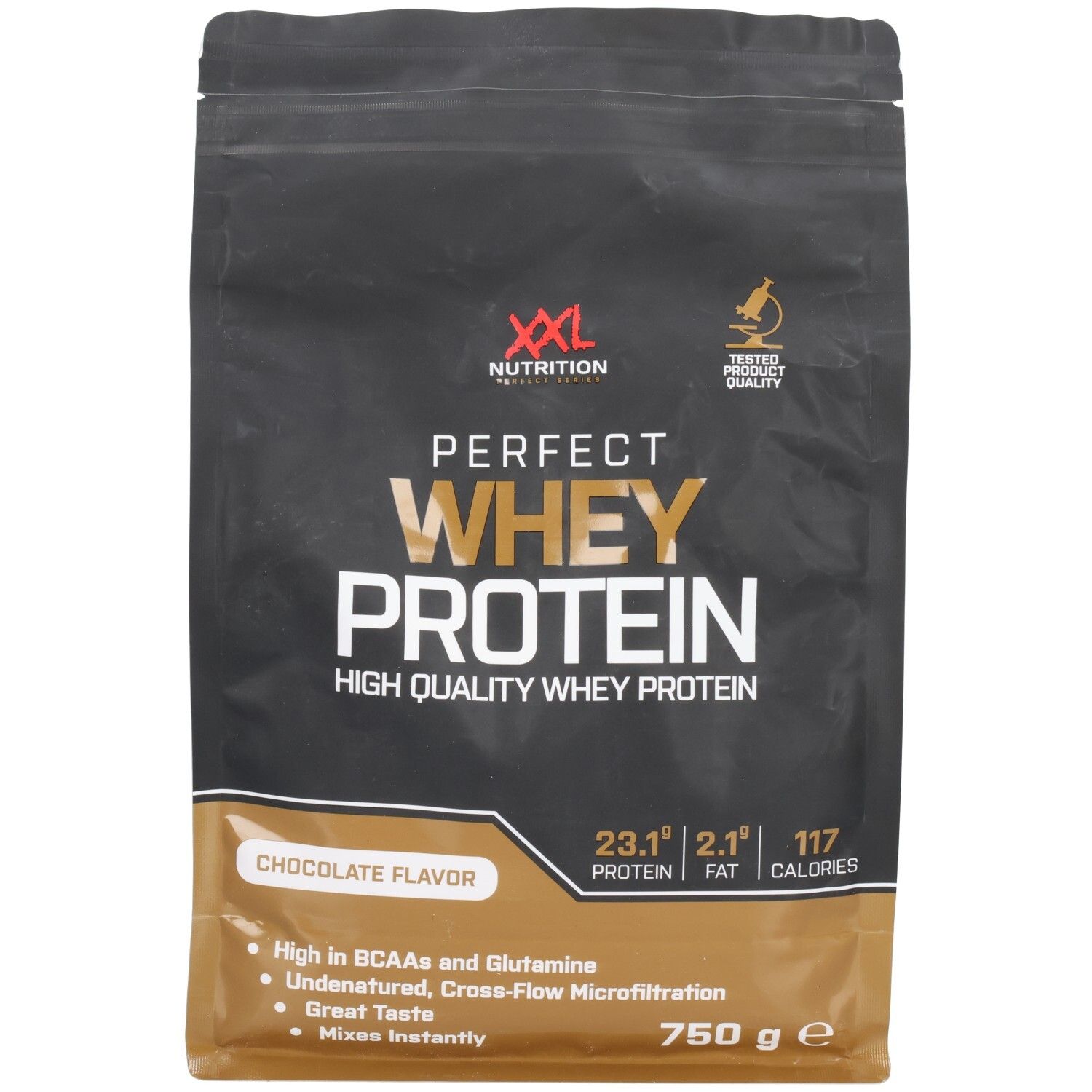Zwarte verpakking met "XXL Nutrition" logo en "Perfect Whey Protein". "Chocolate Flavor" en voedingswaarde-informatie.