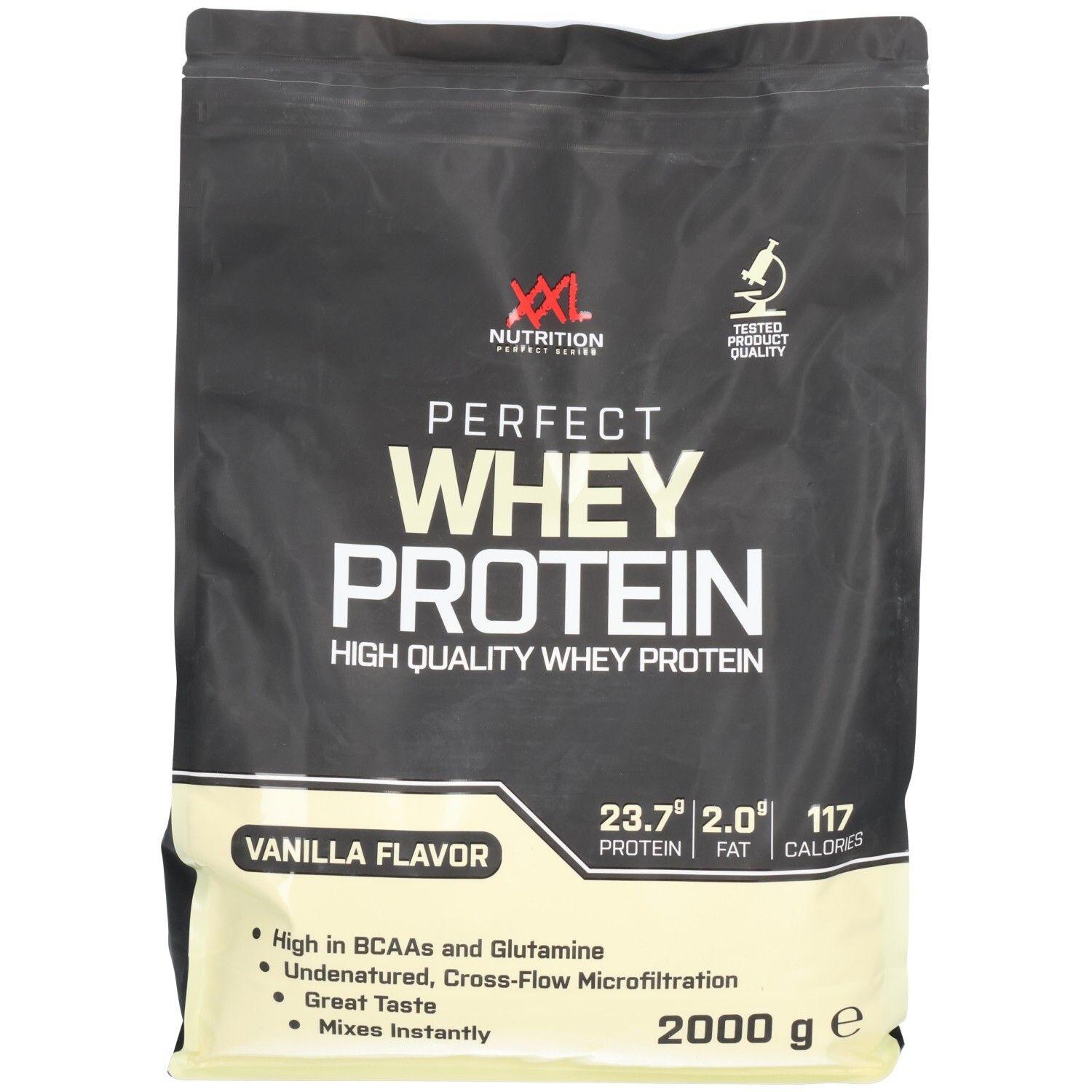 Zwarte zak met productopdruk. Opschrift: Perfect Whey Protein, vanillesmaak. Bevat voedingsinformatie en logo.