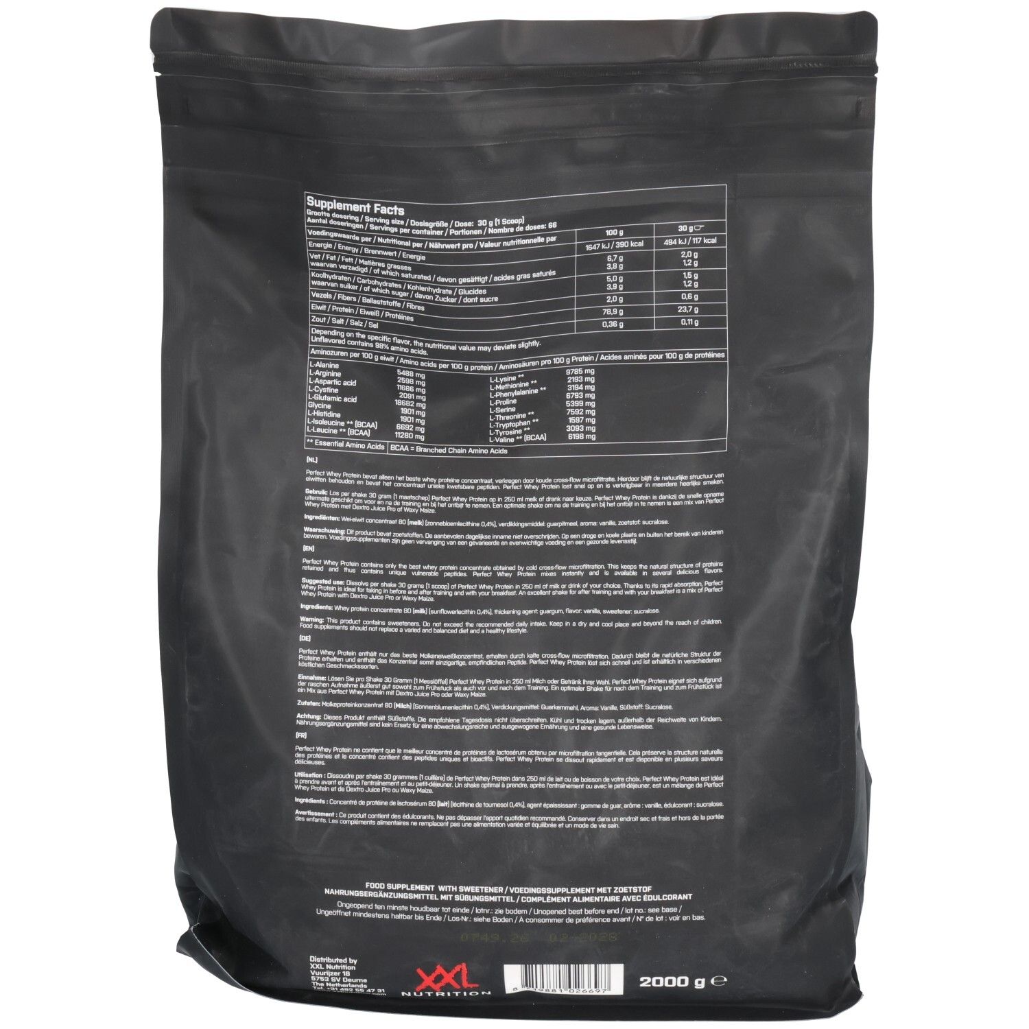 Achterkant van een zwarte zak met productinformatie. Bevat voedingswaarde, ingrediëntenlijst en fabrikantgegevens.