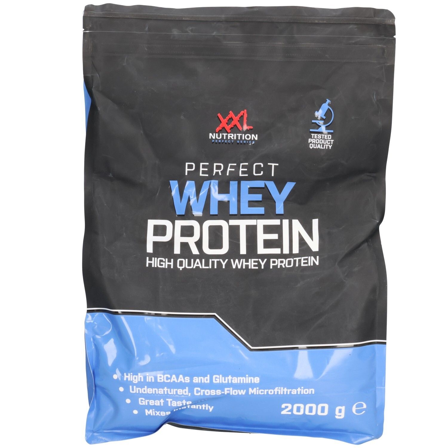 Zwarte zak met blauwe accenten. Opschrift: XXL Nutrition Perfect Whey Protein. Bevat BCAA's en glutamine. Netto gewicht: 2000 g.