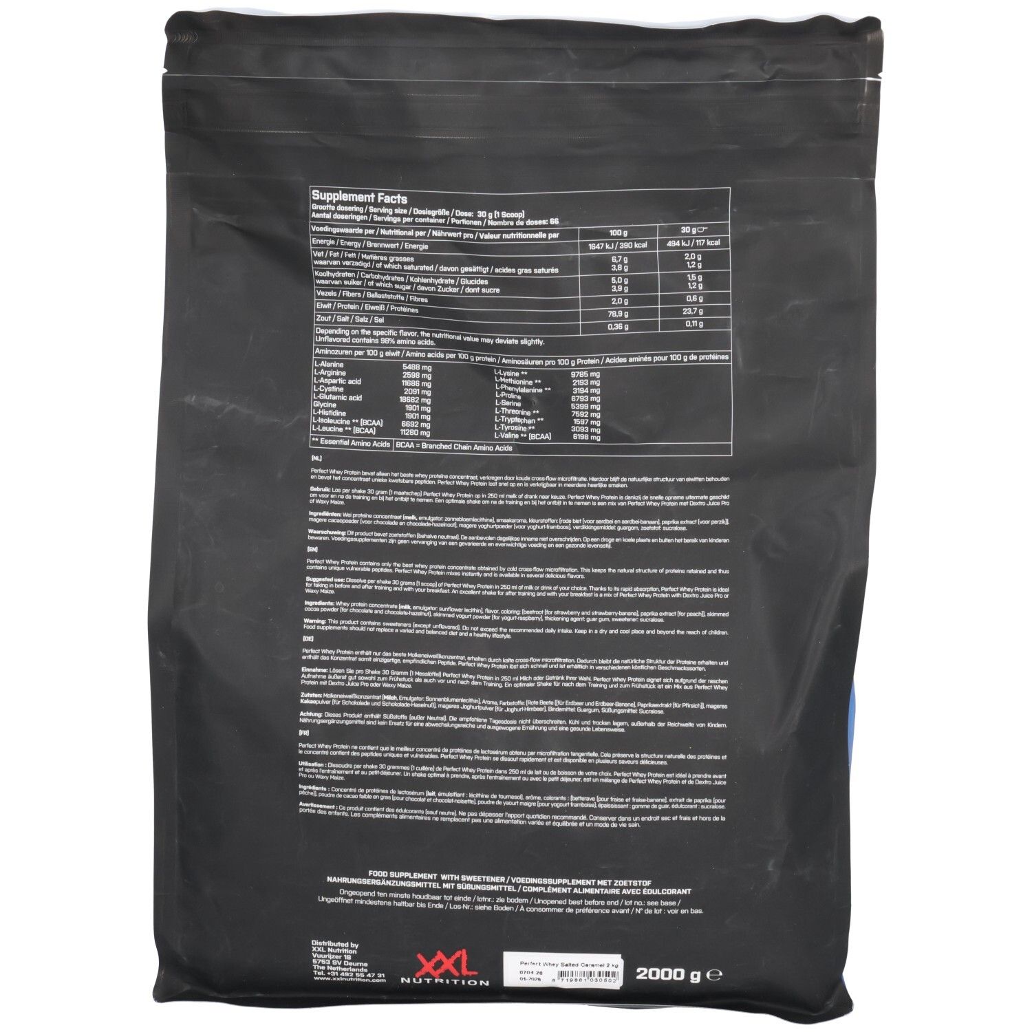 Achterkant van een zwarte zak. Bevat voedingswaarde-informatie en ingrediënten. Merk: XXL Nutrition. Gewicht: 2000 g.