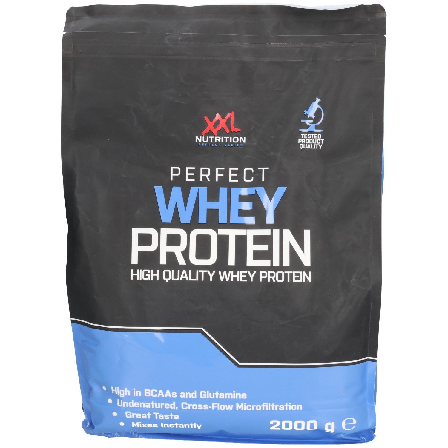 Zwarte zak met blauwe onderkant. Opschrift: XXL Nutrition Perfect Whey Protein. 2000 g.
