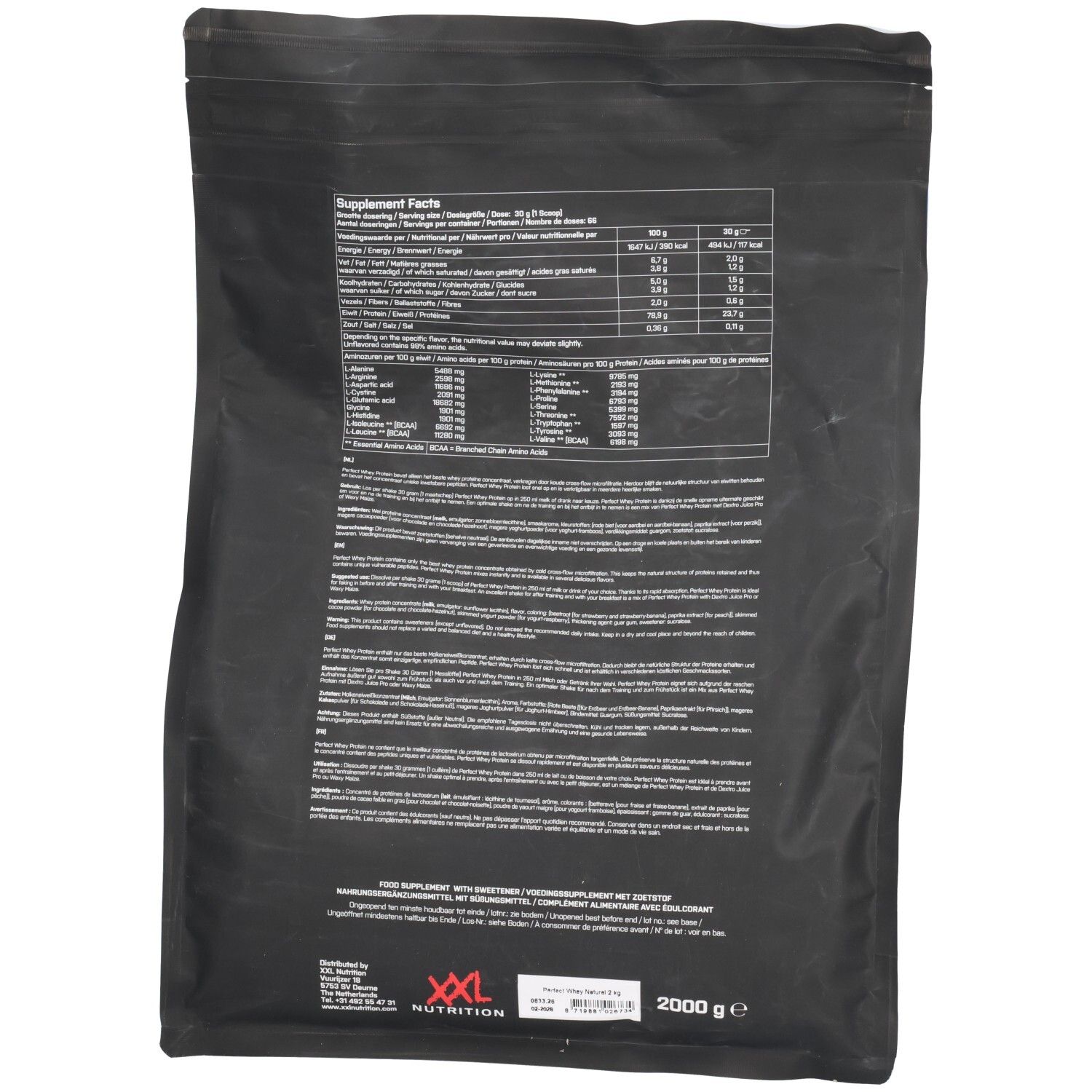 Achterkant van een zwarte zak. Tekst met voedingswaarde en ingrediënten. XXL Nutrition logo.