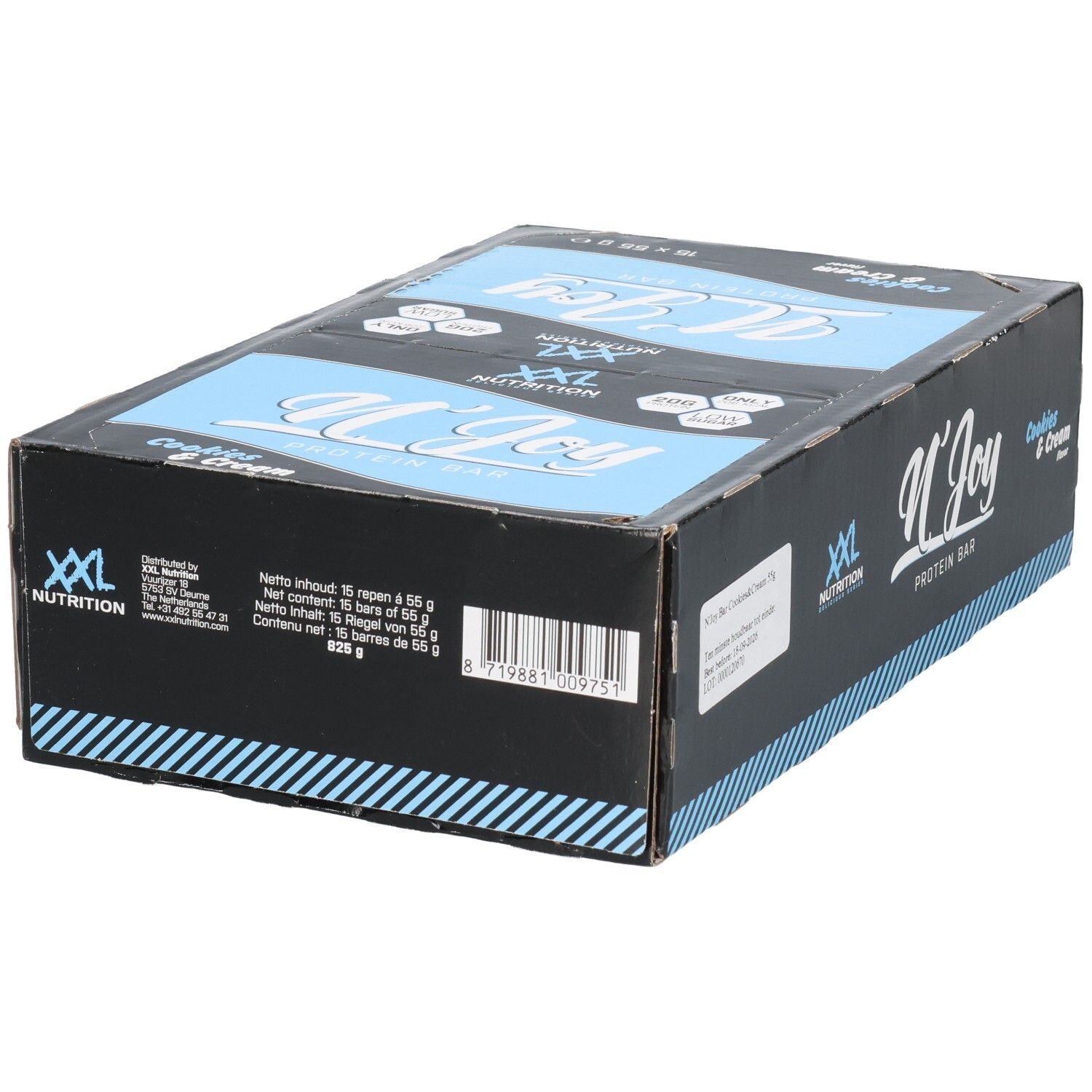 Doos met eiwitrepen. Opschrift: XXL Nutrition, N'Joy Protein Bar Cookies & Cream. Blauwe en witte accenten. Barcode.