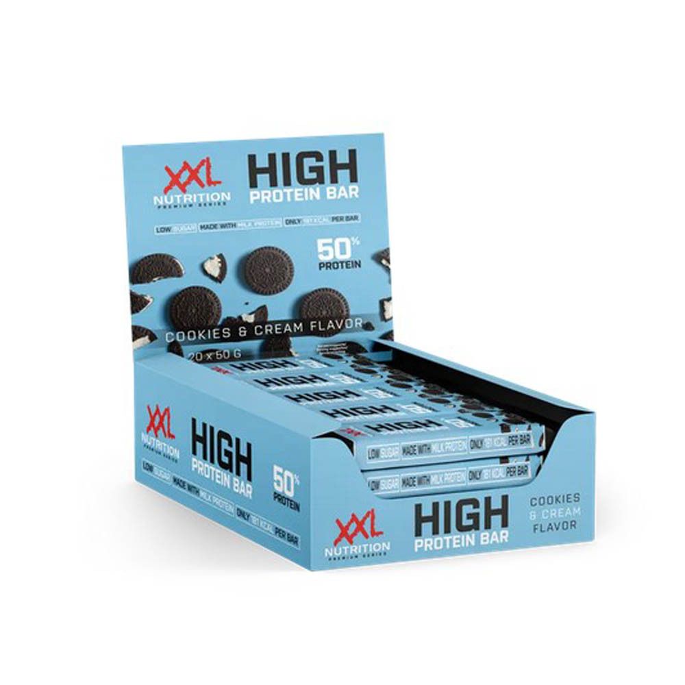 Open lichtblauwe doos met XXL Nutrition High Protein Bar. Opschrift: Cookies & Cream Flavor, 50% eiwit. Repen zichtbaar.
