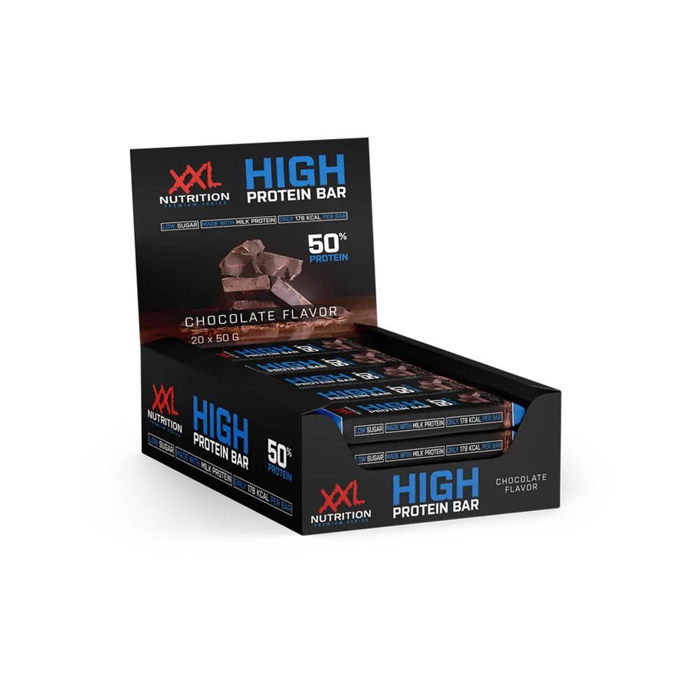 Présentoir de barres protéinées. Emballage noir avec logo XXL Nutrition et « High Protein Bar ». Inscription « Chocolate Flavor » et « 50% Protein ».