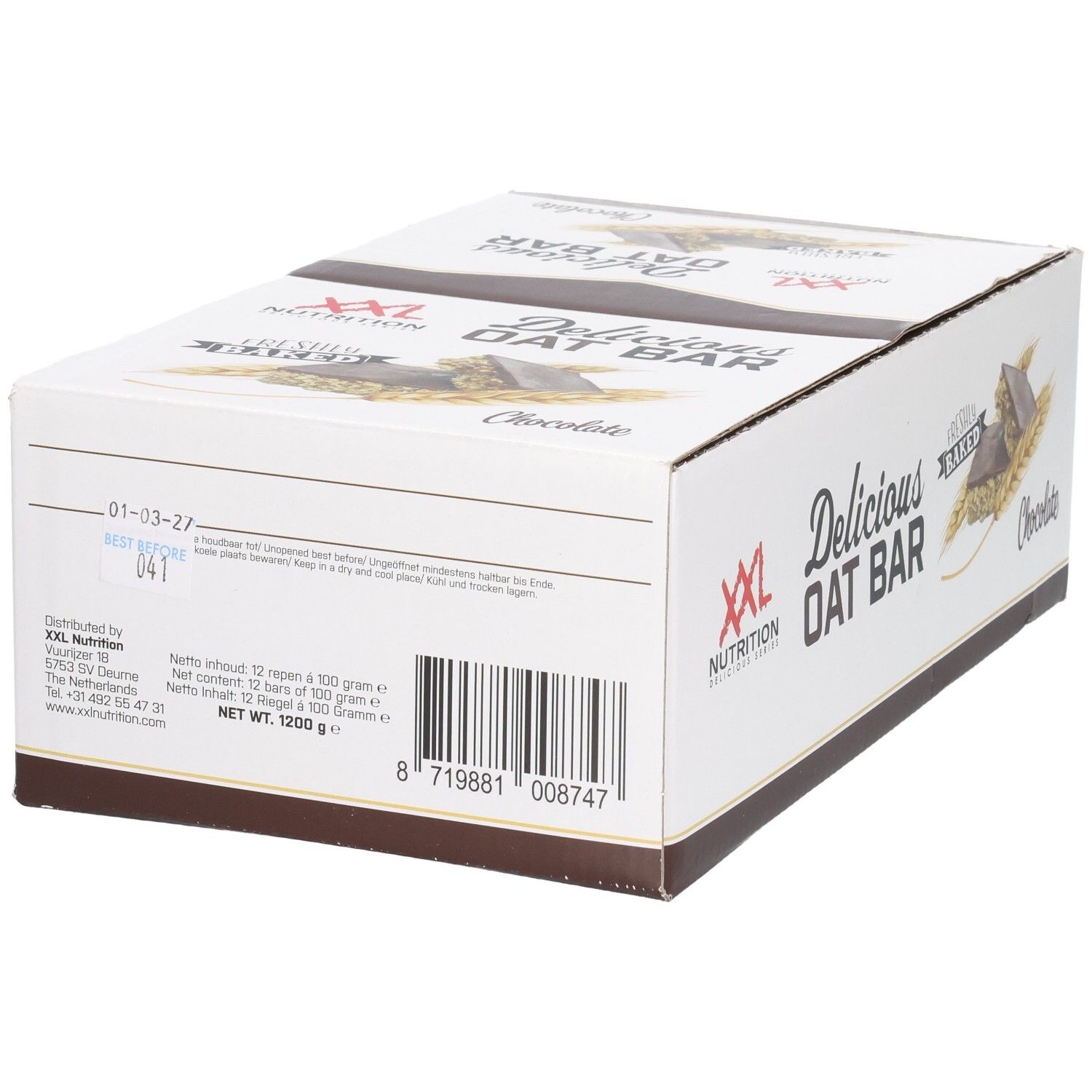 Kartonnen verpakking van XXL Nutrition Delicious Oat Bar Chocolat. Streepjescode en productinformatie. Witte verpakking.