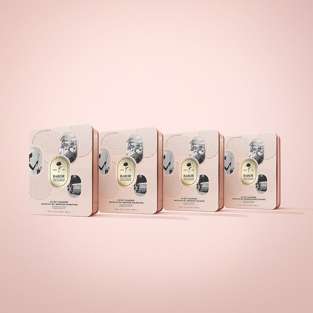 Vier geschenksets naast elkaar. Rechthoekige, roze dozen met tekst en logo. Logo: Babor, roos.