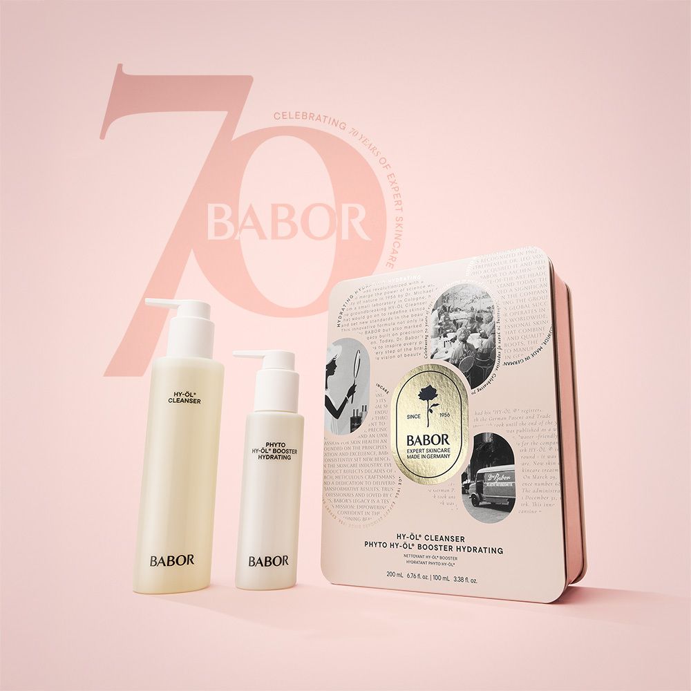 Geschenkset met verpakking en twee flessen. Verpakking met tekst en logo: Babor, roos. Flessen met pomp.