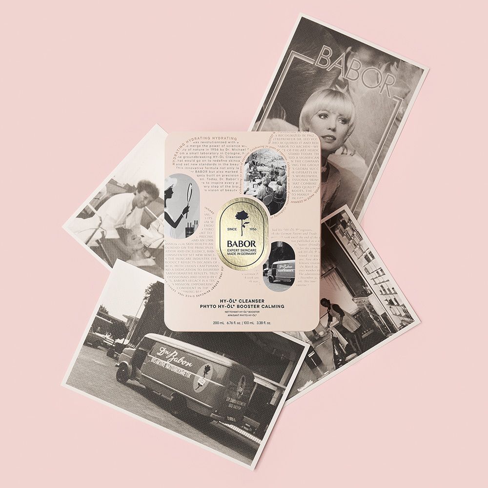 Verpakking met tekst en logo, omringd door foto's. Opschrift: HY-ÖL Cleanser, Phyto HY-ÖL Booster Calming. Merk: Babor.