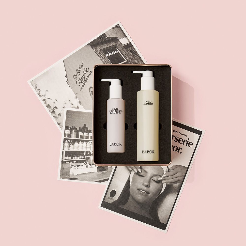 Metalen doos, schuin van bovenaf. Logo met roos en tekst BABOR. Tekst: HY-ÖL® Cleanser, Phyto HY-ÖL® Booster Balancing.