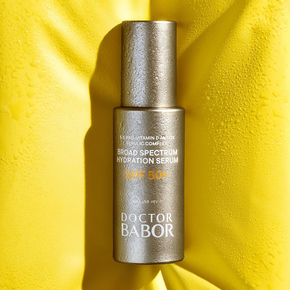 Zilveren fles met doseerkop. Tekst: SPF 50+, Doctor Babor.