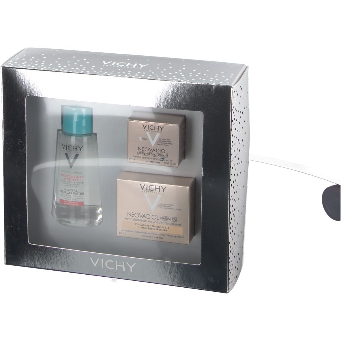 Coffret cadeau Vichy avec fluide micellaire, soin de jour et de nuit. Emballage argenté avec fenêtre transparente.