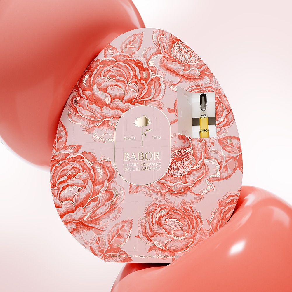 Emballage en forme d'œuf avec motif floral et logo Babor. Fond rose, détails dorés. Ampoule visible.