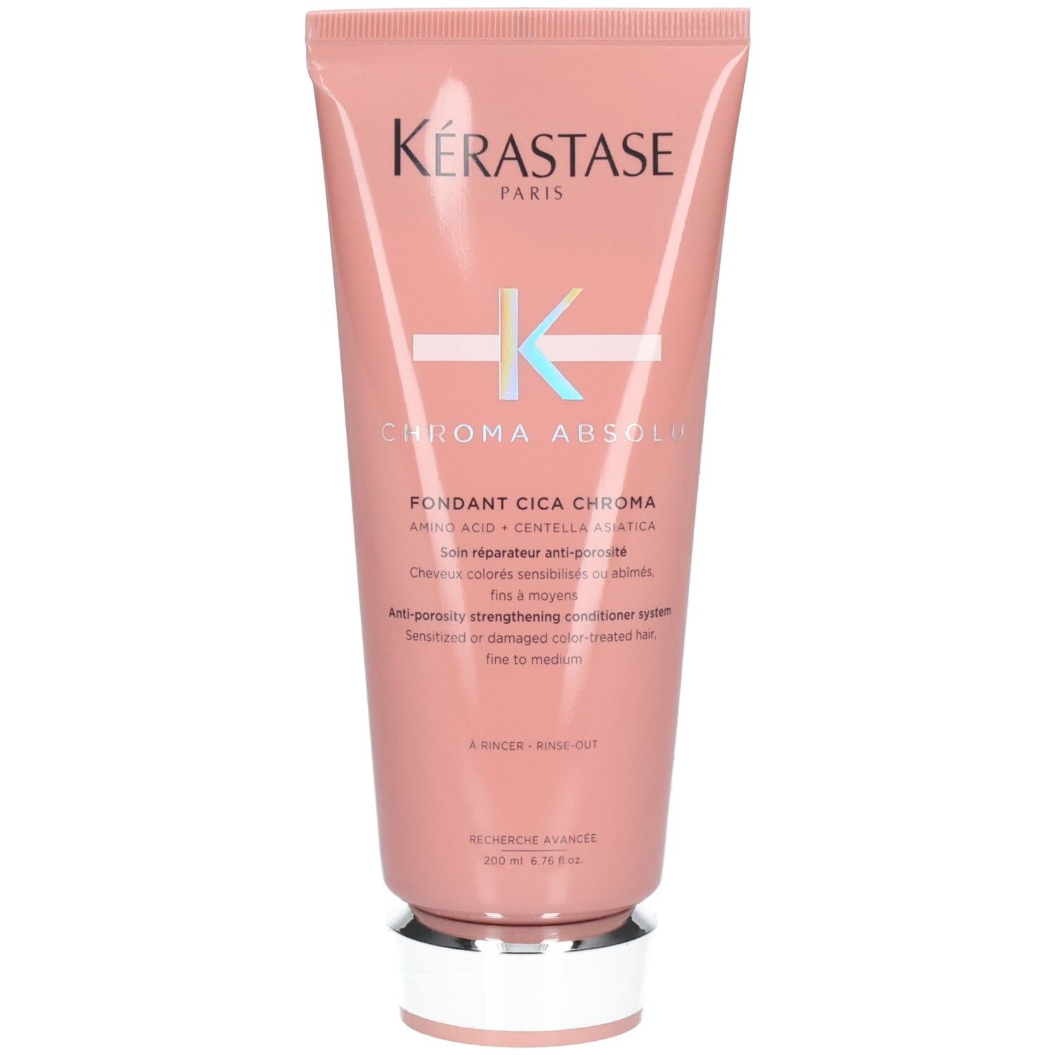 Kérastase Chroma Absolu Fondant Cica Chroma Après-Shampooing dans un tube rose avec bouchon argenté.