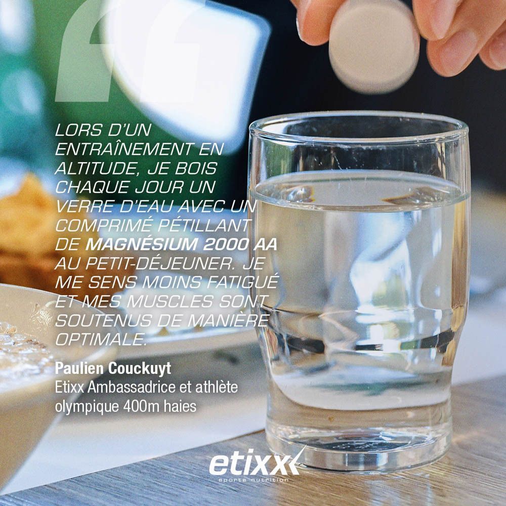 Verre d'eau avec comprimé. Texte de Paulien Couckuyt, ambassadrice Etixx et athlète olympique. Logo Etixx.