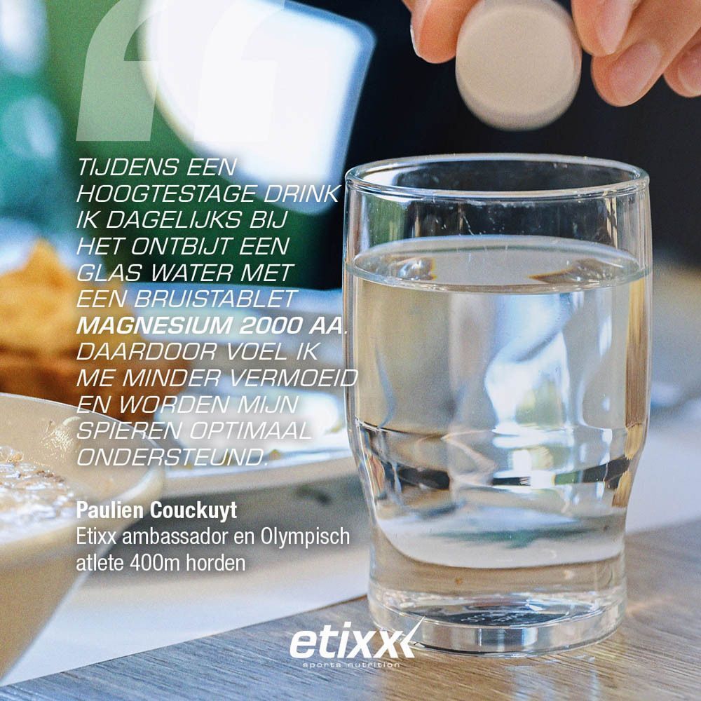 Glas water met tablet. Tekst van Paulien Couckuyt, Etixx-ambassadeur en Olympisch atleet. Etixx-logo.