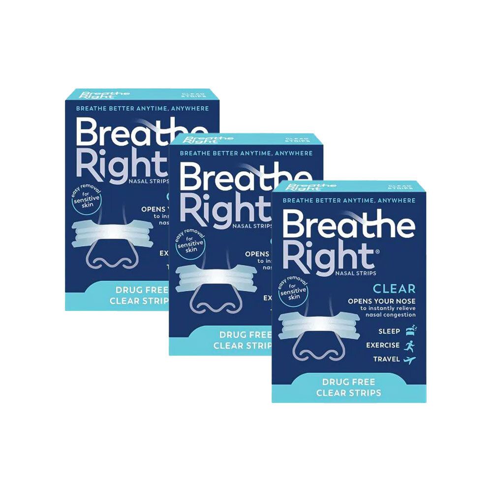 Trois boîtes de Breathe Right. Emballage bleu avec texte blanc. Inscription : Clear, ouvre votre nez, pour peaux sensibles.