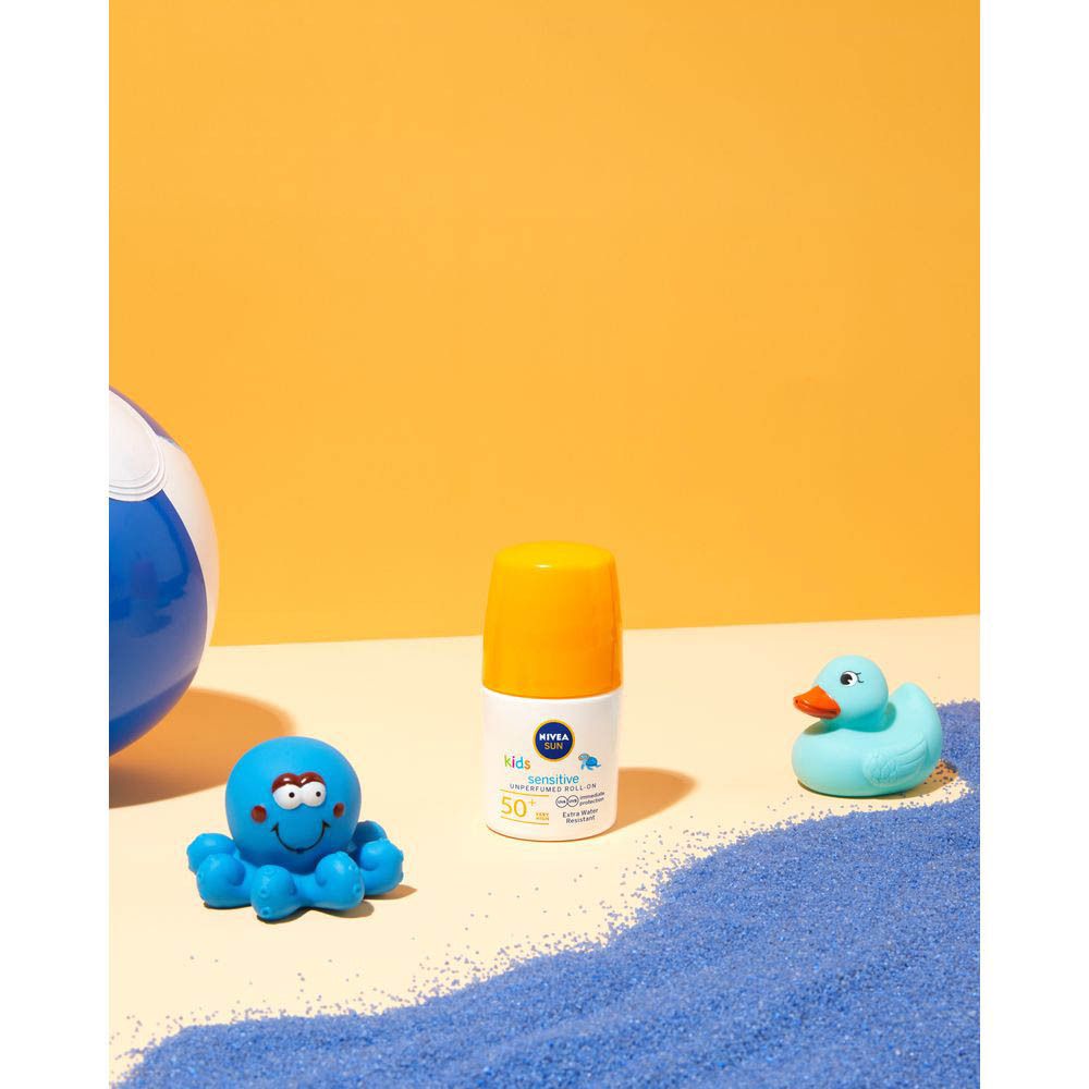 Vue latérale du roll-on de protection solaire. Bouteille blanche avec bouchon jaune. Texte et logos.