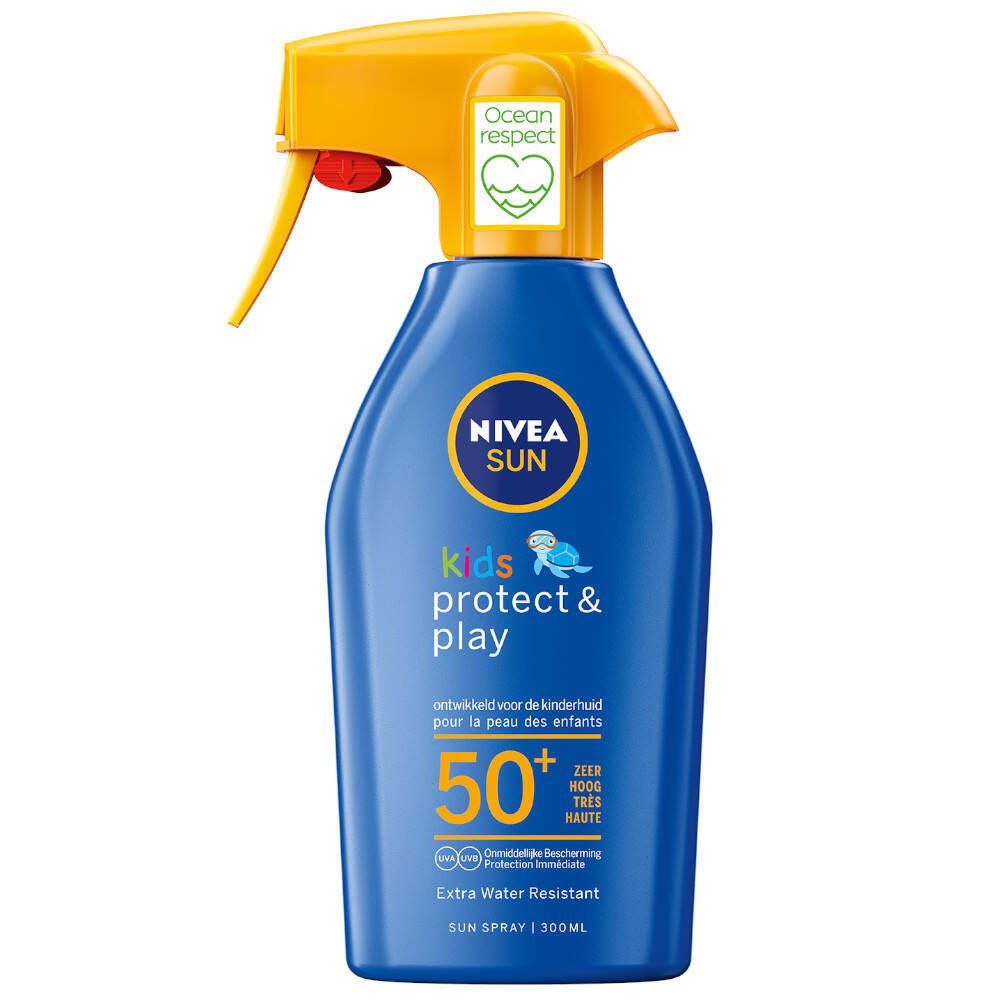 Flacon spray bleu avec tête jaune. Inscription: NIVEA SUN Kids Protect & Play SPF 50. Avec le label Ocean Respect.