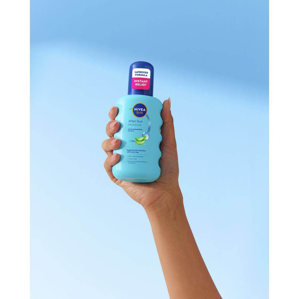 Een hand houdt een lichtblauwe fles met blauwe dop vast. Opschrift: NIVEA SUN hydrate.