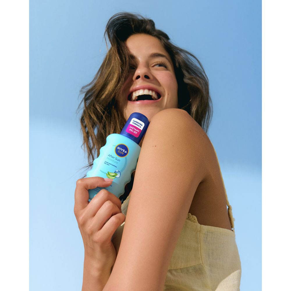 Een lachende vrouw houdt een lichtblauwe fles met blauwe dop vast. Opschrift: NIVEA SUN hydrate.