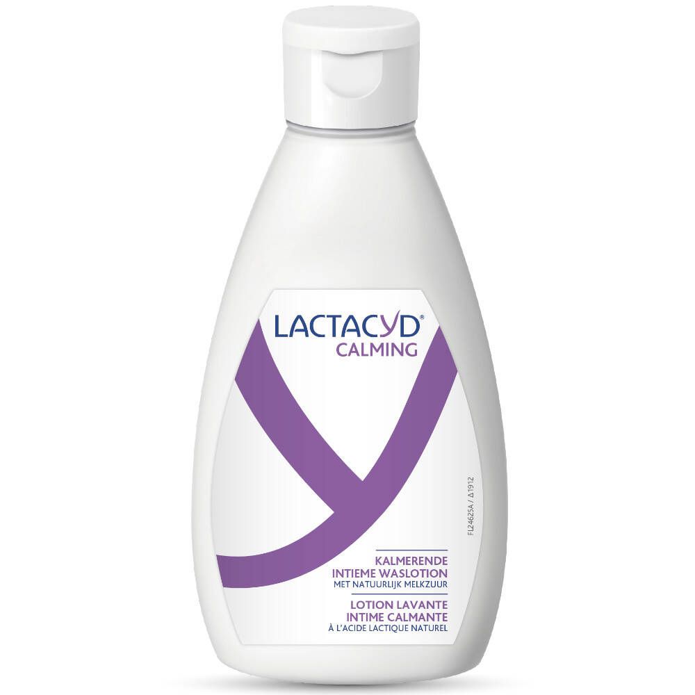 Witte fles met klapdeksel. Opschrift Lactacyd Calming en paars Y-symbool. Tekst: Kalmerende Intieme Waslotion.