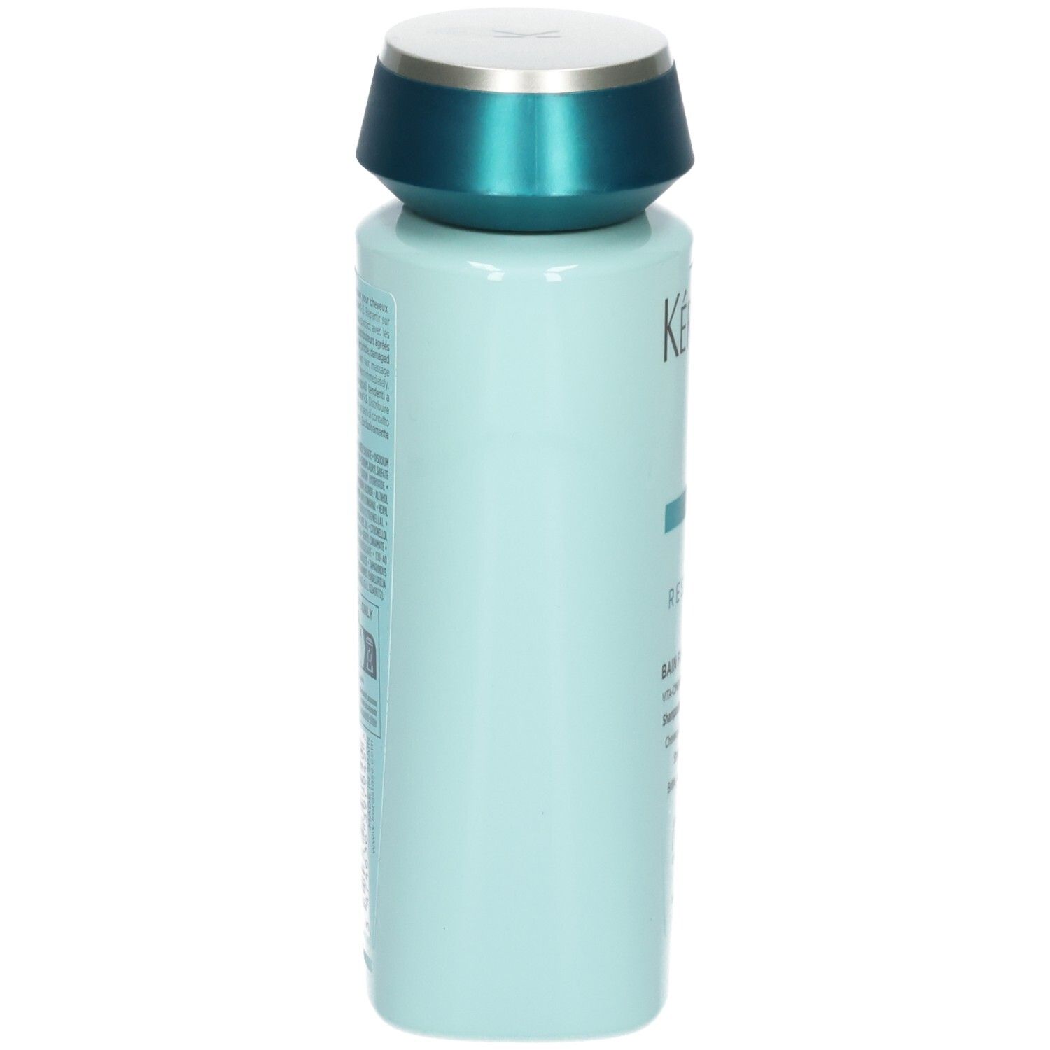 Zijaanzicht van de lichtblauwe Kérastase shampoo fles met turkooizen dop.