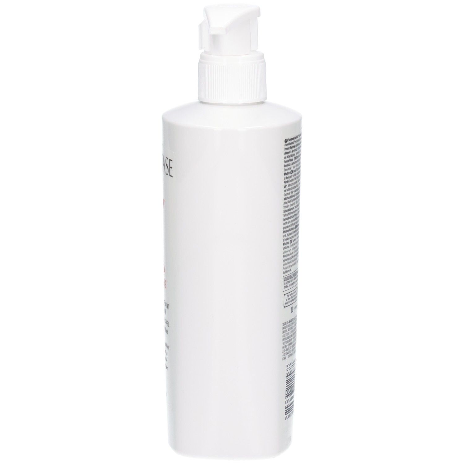 Zijaanzicht van de witte Kérastase shampoofles met pompdos.
