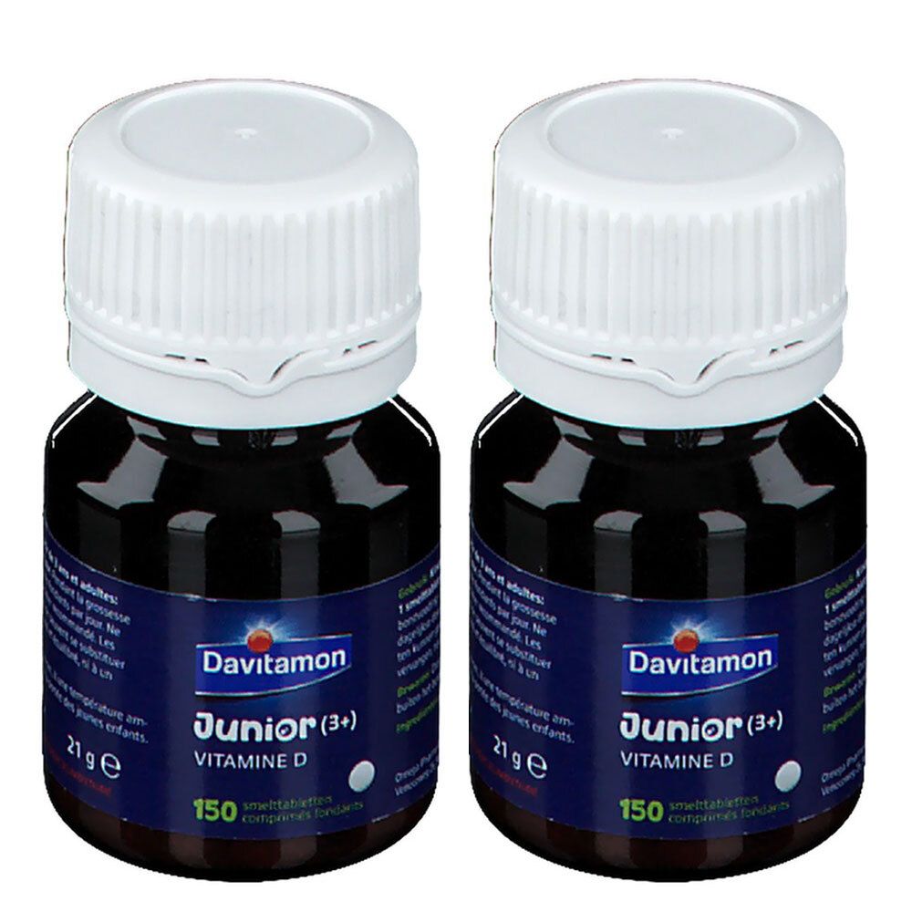 Deux flacons de Davitamon Junior (3+) Vitamine D. Flacons foncés avec bouchons blancs et étiquettes bleues. Inscription : 150 comprimés.
