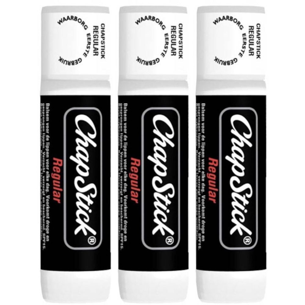 Trois sticks à lèvres ChapStick Regular. Bouchons blancs, étuis noirs avec texte rouge. Inscription: ChapStick Regular LSF 15.