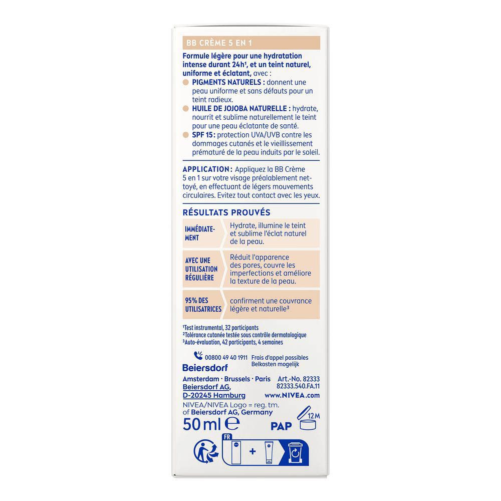 Boîte de crème BB NIVEA, teinte claire, SPF 15, avec huile de jojoba et pigments minéraux.