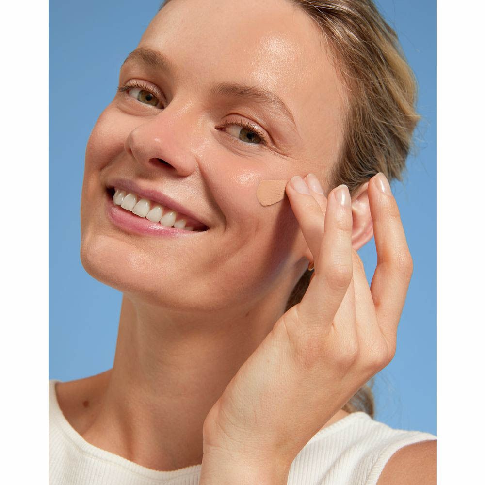 Achterkant van een NIVEA BB Cream doosje met toepassing, ingrediënten en volume.